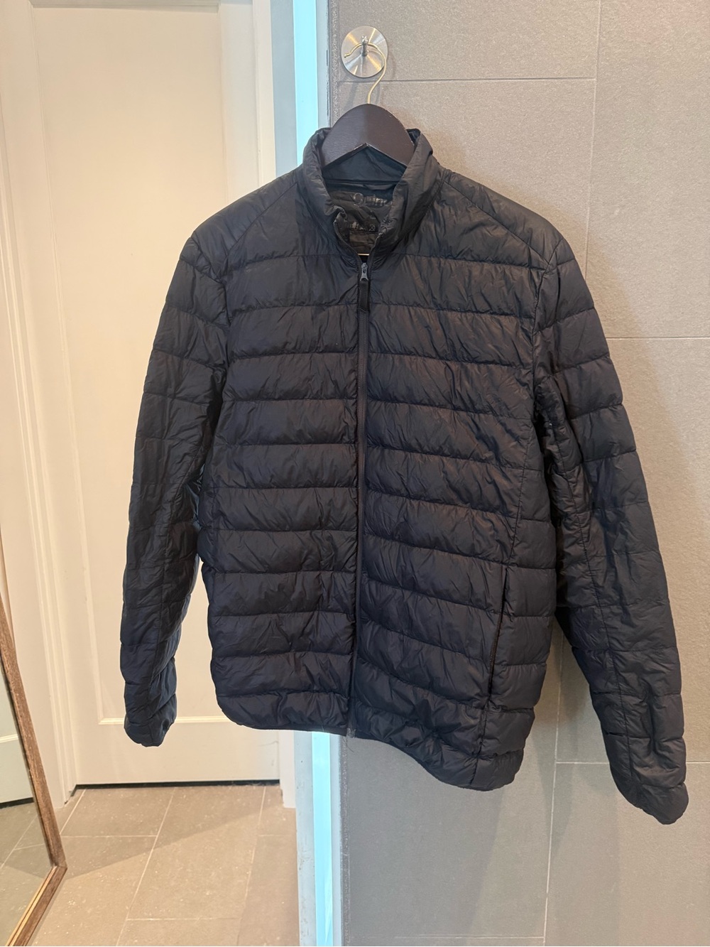 Quince Men’s Lightweight Down Puffer Jacket Black Size Large 90/10 Down